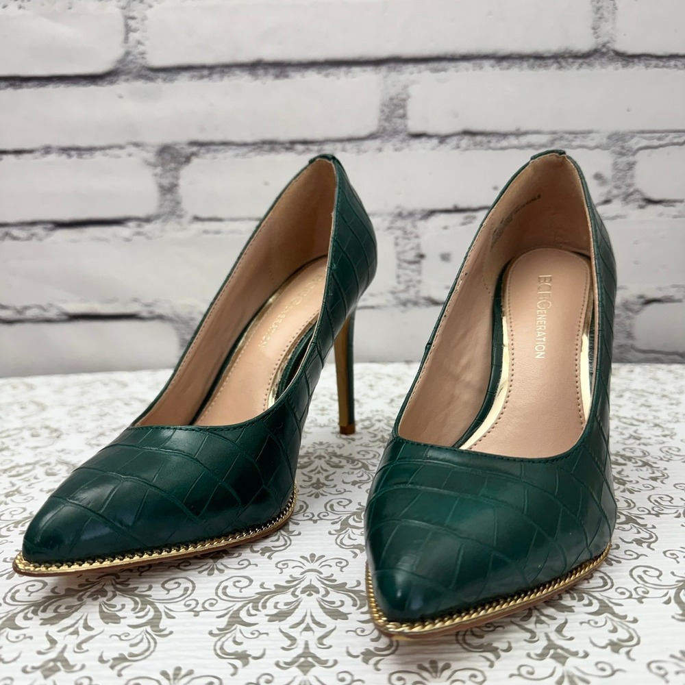 BCBGeneration Mallie Green Croc Embossed Pointed Toe Chain Trim‎ Pumps Heels 9M